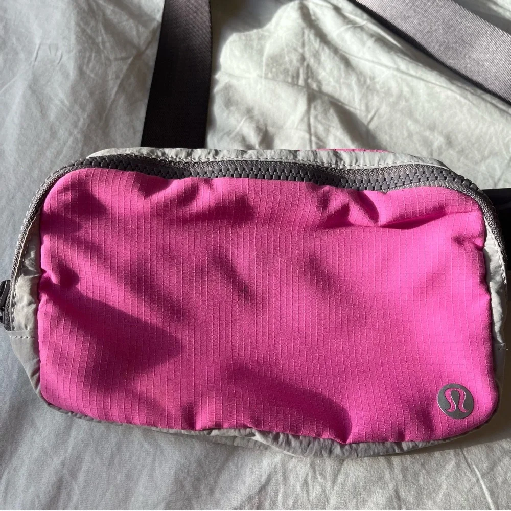 Lululemon Everywhere Adjustable Belt Bag in Pow Pink / Lunar Rock / Chrome 1L